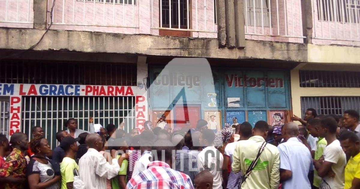 Des électeurs bloqués par la police près du Collège Saint Victorien à Masina.