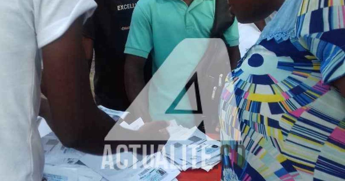 Les demandeurs des duplicatas au bureau de la CENI à Matadi, à un jour des élections.