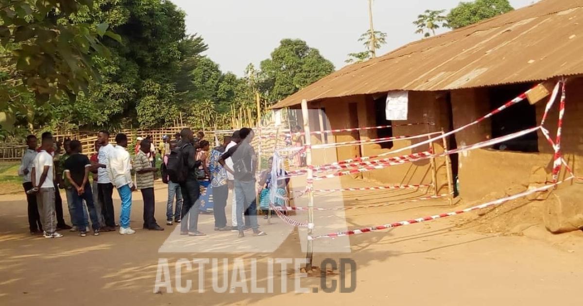 Les électeurs sur la file d'attente devant un bureau de vote à Gemena.