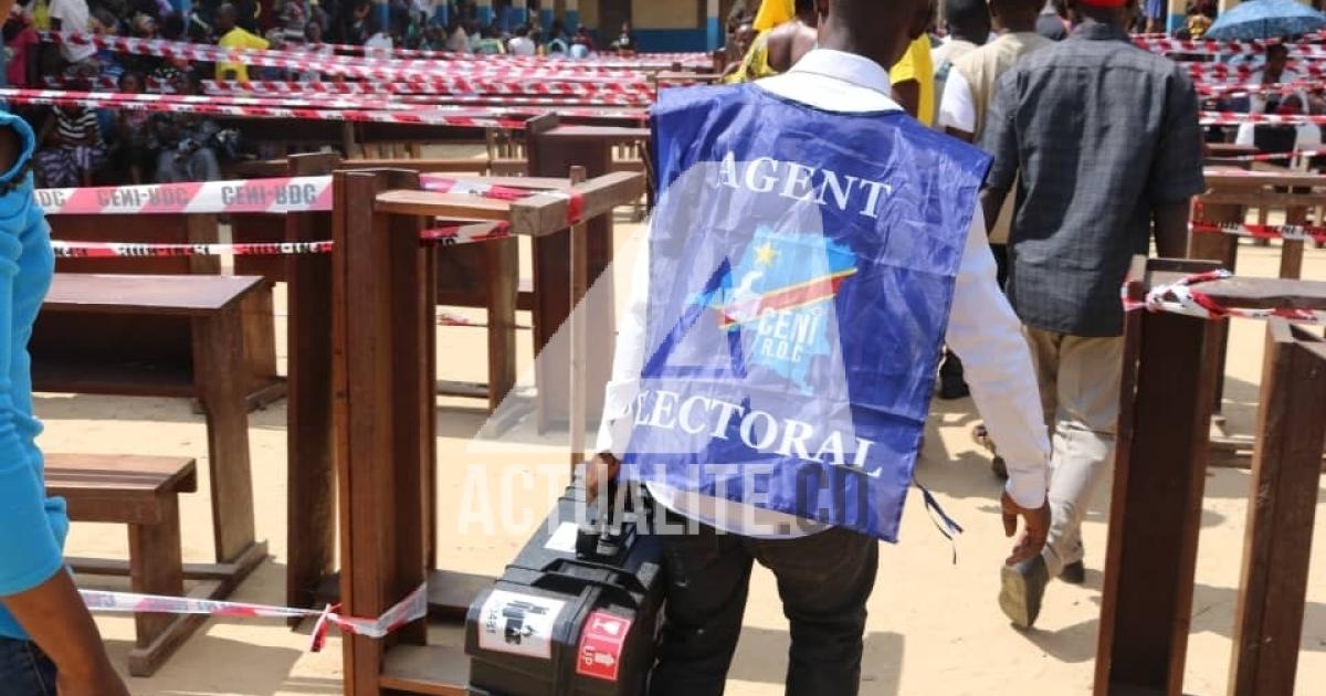 Une machine à voter ramenée par la CENI au centre de vote Mwanga 1 en remplacement d'une autre tombée en panne une heure seulement après le début du vote.