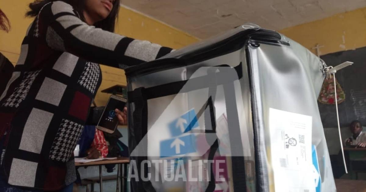 Une électrice glisse son bulletin de vote dans l'urne.