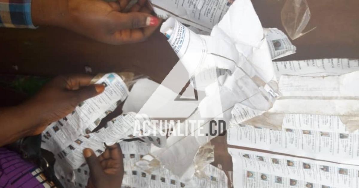 A Kolwezi, les électeurs mécontents déchirent les listes après omission de leurs noms par la CENI.