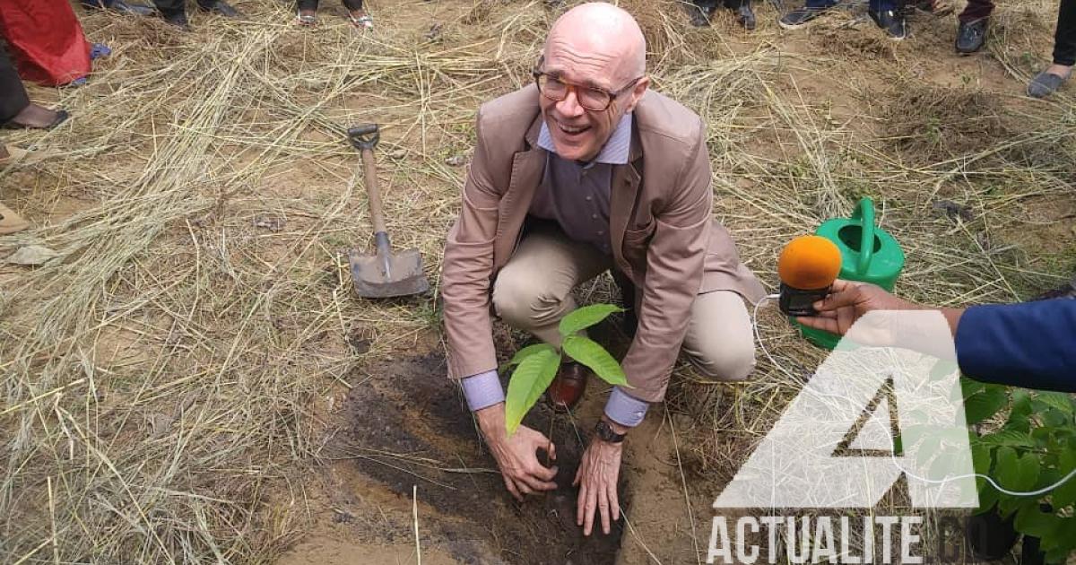 Plantation d'arbres à l'UNIKIN par Bart Ouvry à l'occasion de la journée mondiale de l'environnement. Ph. Fonseca Mansianga