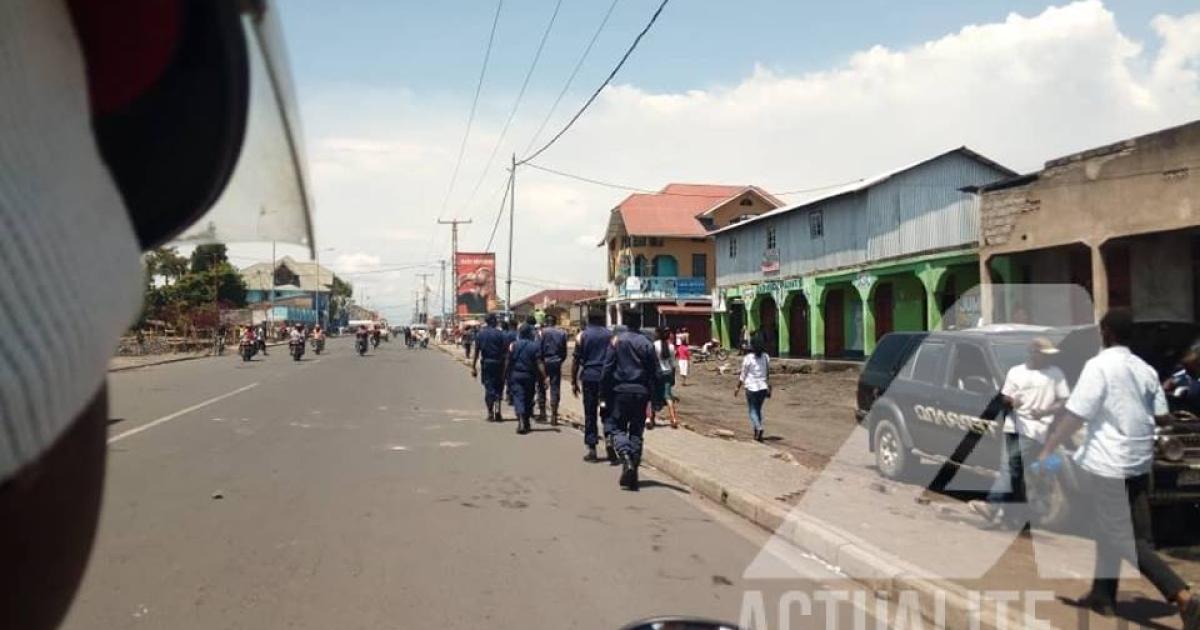 Quelques éléments de la police sur la route Katindo/Ph. Jonathan Kombi