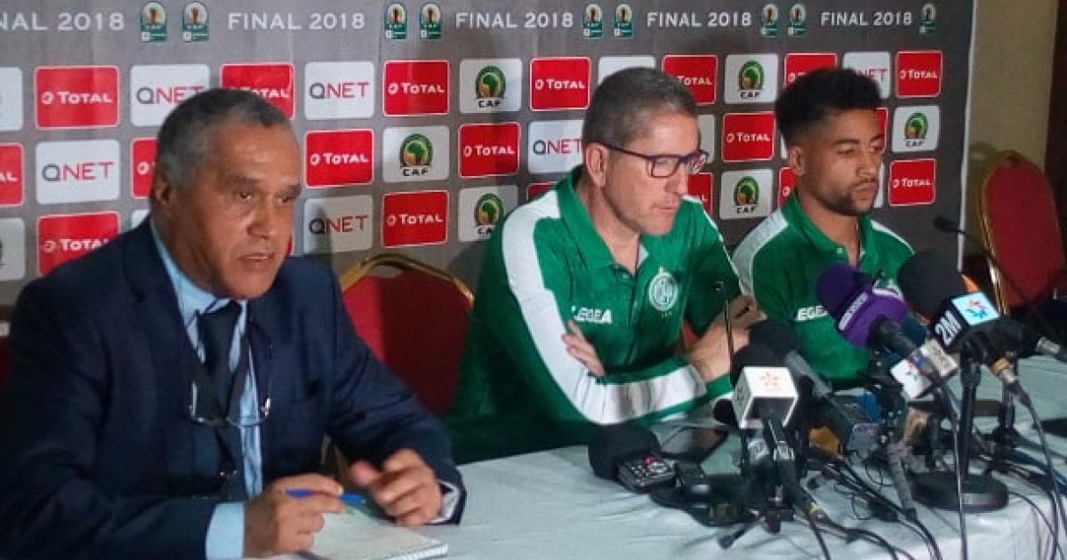 Juan Garrido, entraineur de Raja Club Athletic de casablanca en compagnie de son capitaine/Ph. Michel Tobo