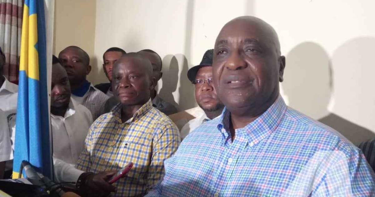 Pierre Lumbi, directeur national de campagne de Martin Fayulu lors d'une conférence de presse  à Kinshasa