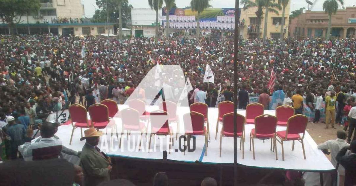 Une vue de la place de la poste à Kisangani bondée de foule en attente de Martin Fayulu pour son meeting