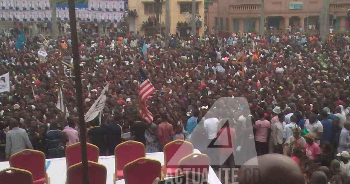 Le drapeau des Etats-Unis flotte au lieu du meeting de Martin Fayulu à la place de la poste à Kishasanga