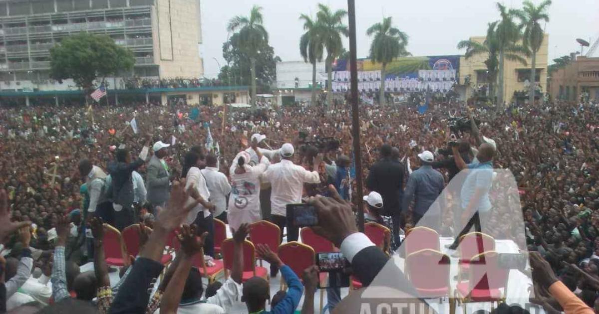 Martin Fayulu et les membres de sa délégation sur le podium au meeting à la place de la poste à Kisangani