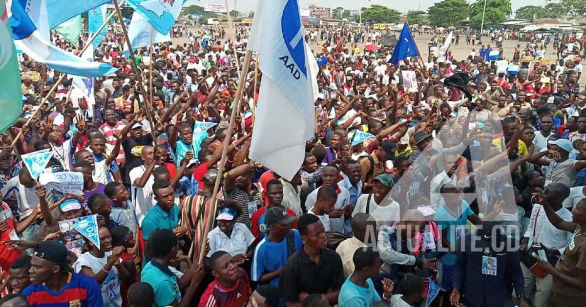 Les militants au terrain Sainte Thérèse pour le meeting de Martin Fayulu, malgré la suspension de la campagne à Kinshasa.