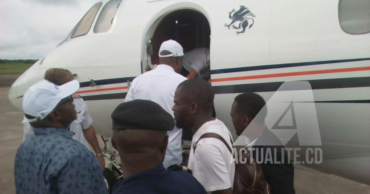 A l'aéroport de Kisanganie ce dimanche 9 décembre 2018, Martin Fayulu monte dans l'avion pour se rendre à Buta