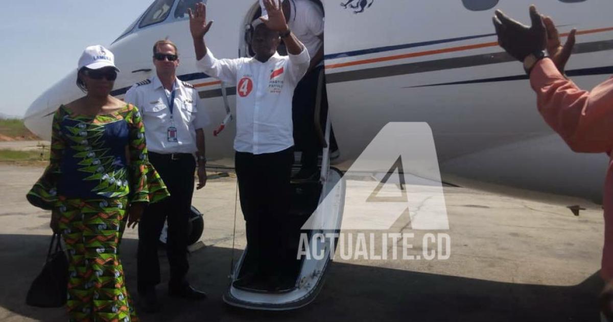 Martin Fayulu à sa descente d'avion à l'aéroport de Bunia