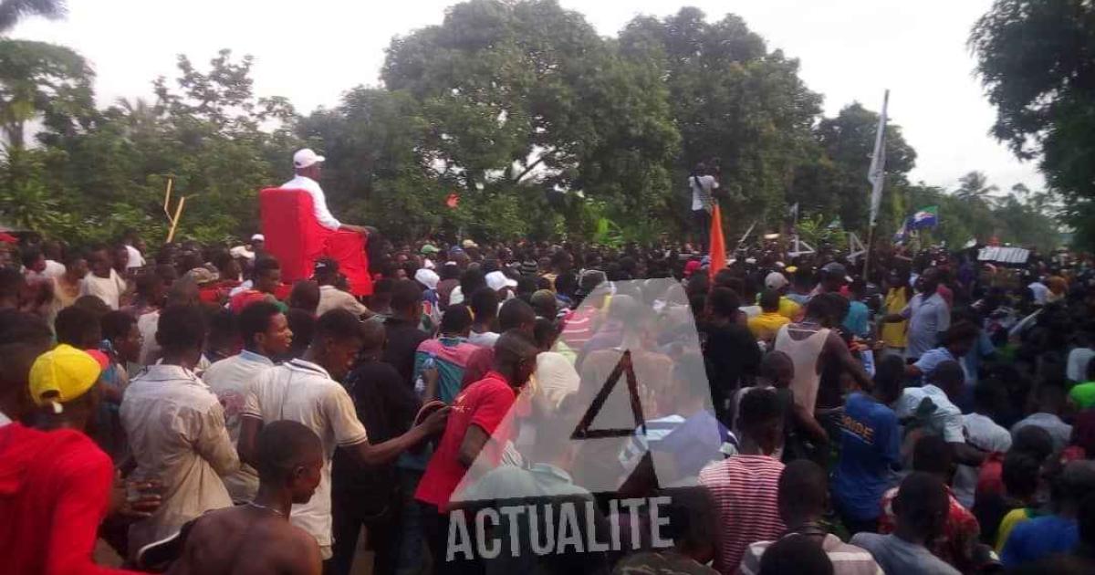 Martin Fayulu transporté par les militants à Kikwit