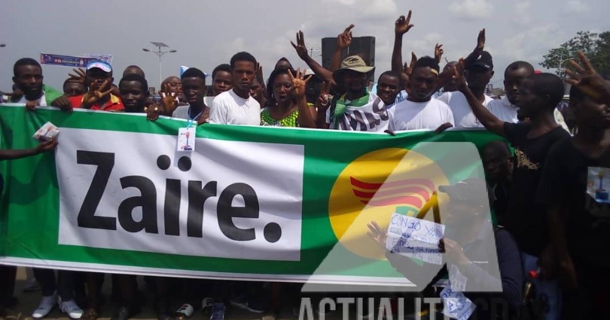 Les militants au terrain Sainte Thérèse pour le meeting de Martin Fayulu, malgré la suspension de la campagne à Kinshasa.