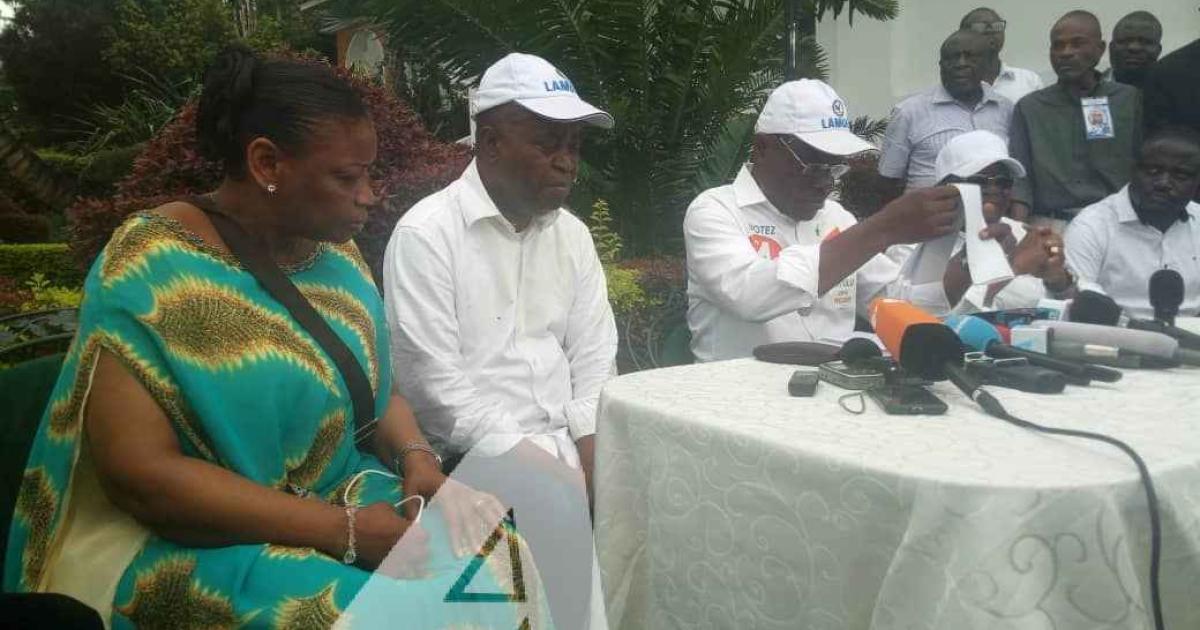 De gauche à droite : Eve Bazaiba, Adolphe Muzito, Martin Fayulu, Kyungu Wa Ku Mwanza et Muhindo Nzangi en conférence de  presse à Goma.