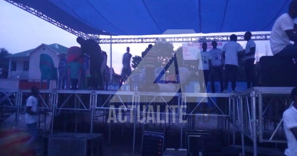 Le podium monté au terrain Sainte Thérèse où le meeting de Martin Fayulu devait avoir lieu.