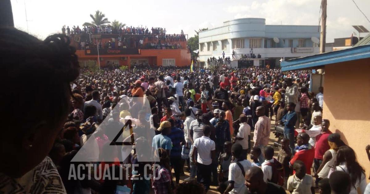 Une foule immense attend Martin Fayulu sur le boulevard de Libération à Bunia