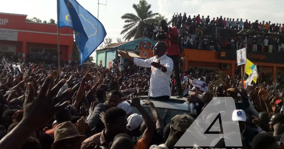 Martin Fayulu dans une immense foule sur le boulevard de Libération à Bunia