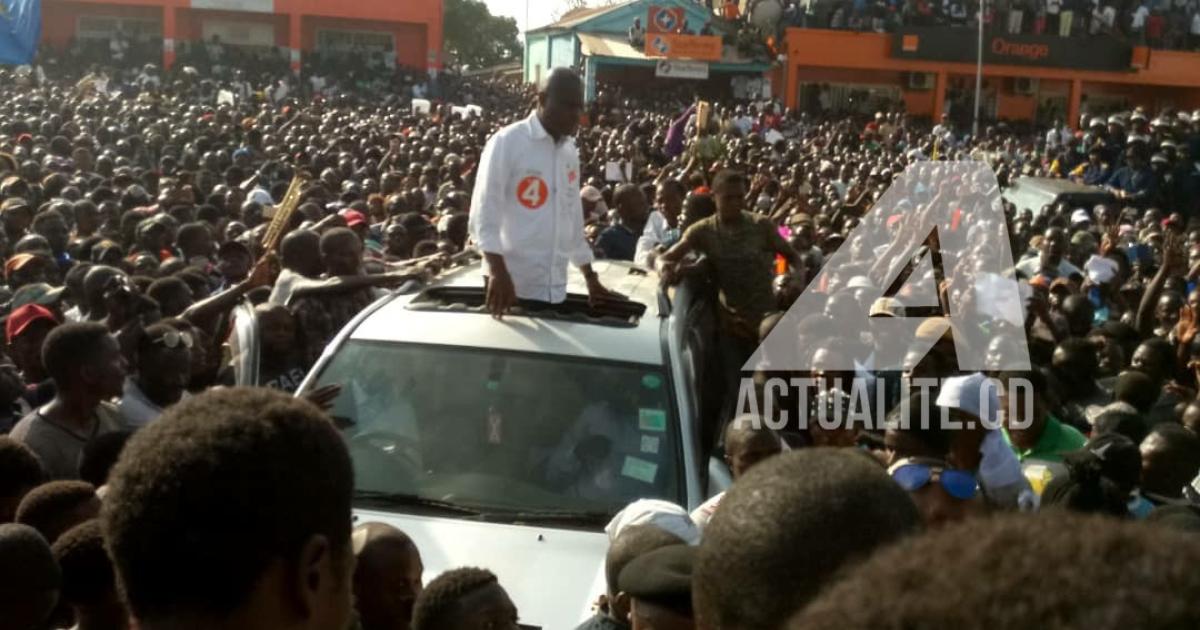 Martin Fayulu dans une immense foule sur le boulevard de Libération à Bunia