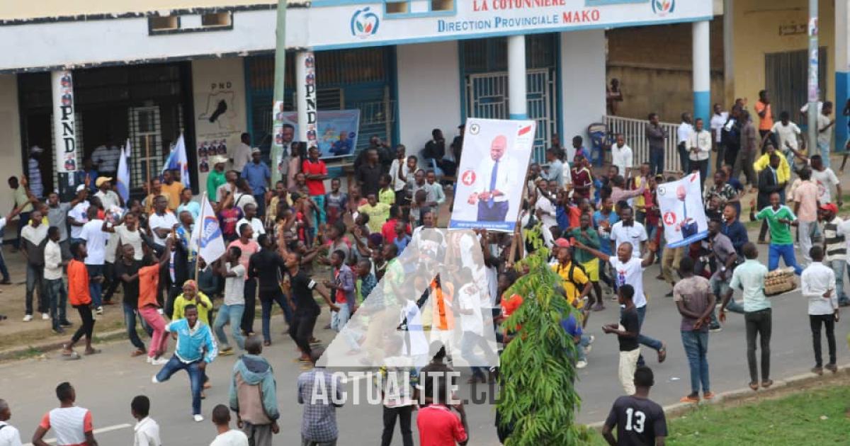 Les militants mobilisés près de l'aéroport de Kindu à l'occasion de l'arrivée de Martin Fayulu