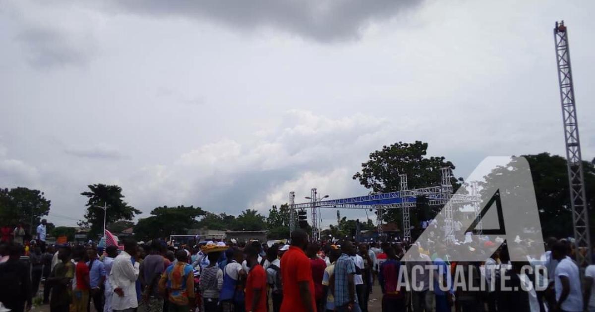 A place Ste Thérèse de N'djili, montage de podium pour le meeting de Martin Fayulu.
