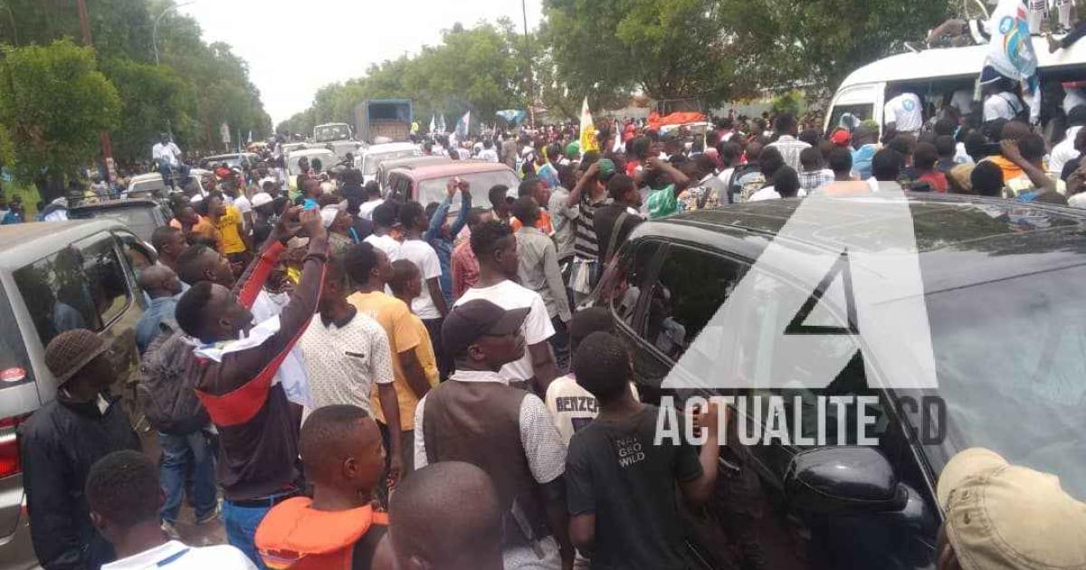 Les militants près de l'aéroport de Luano à Lubumbashi pour accueillir Martin Fayulu