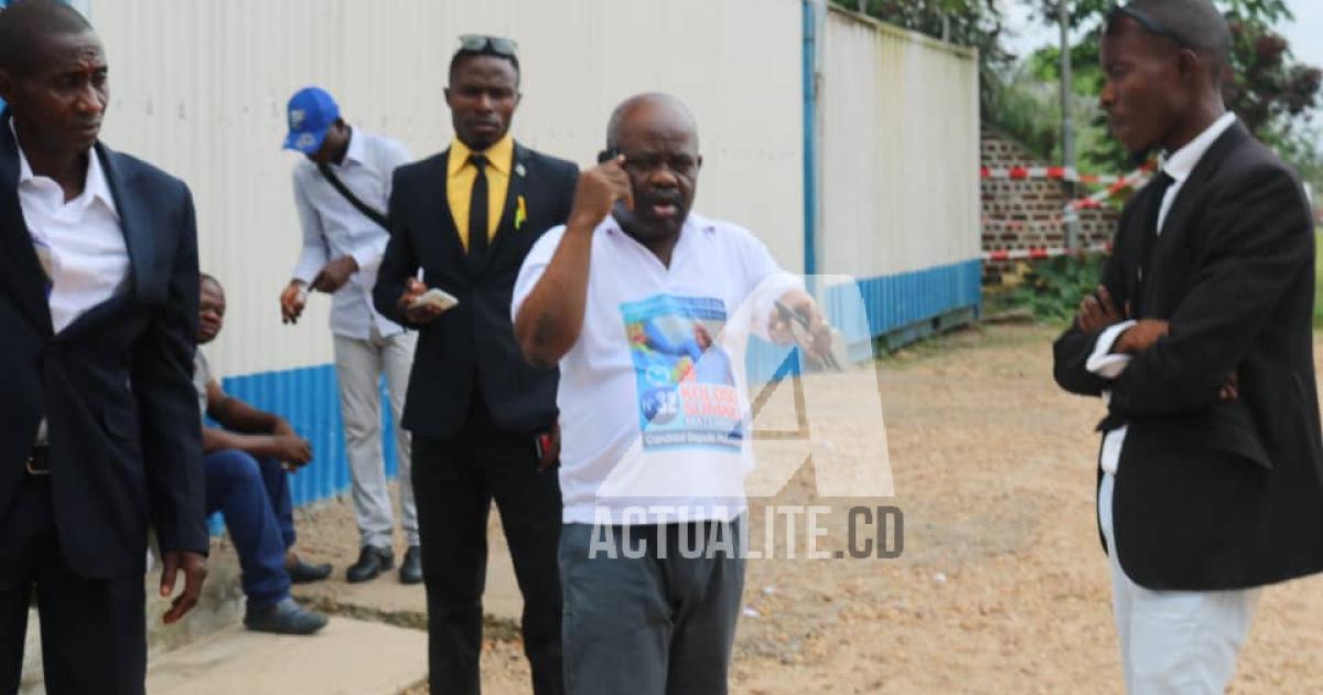 Koloso Sumaili (au télépohone), anicien gouverneur du Maniema, cadre de la coalition Lamuka à l'aéroport de Kindu pour accueillir Martin Fayulu.