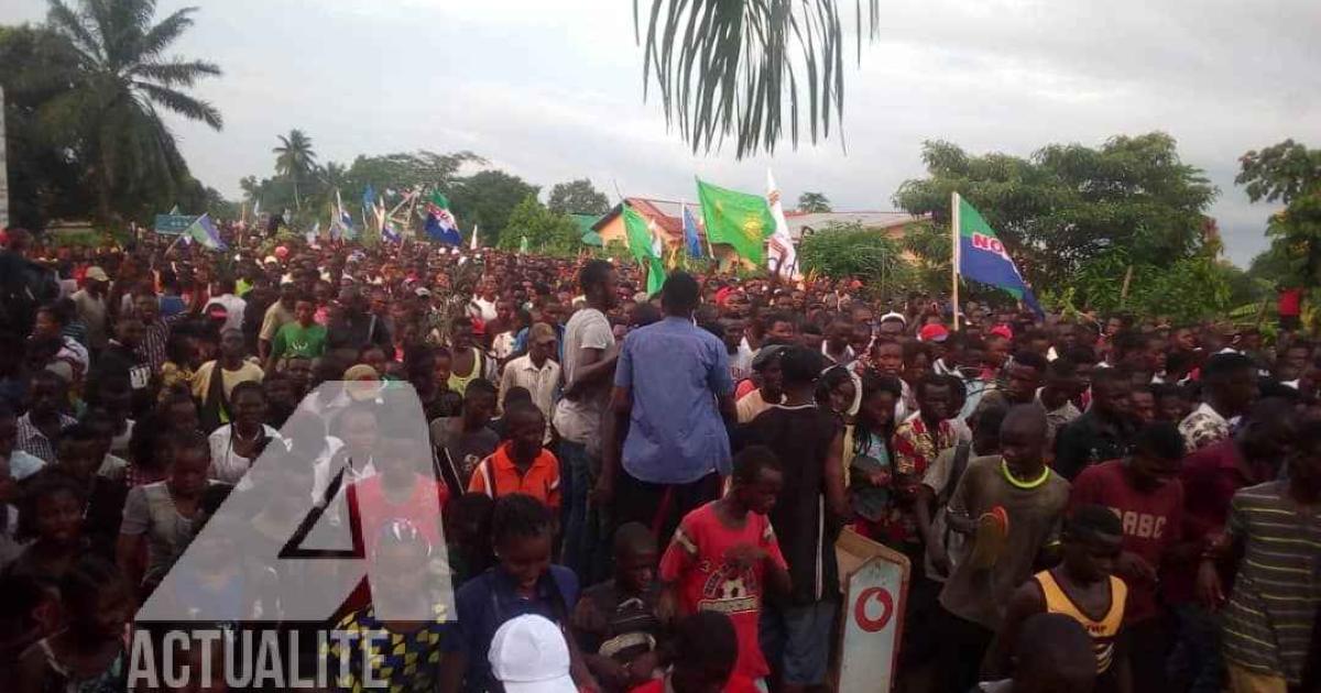 Les militants accompagnent le cortège de Martin Fayulu de l'aéroport de Kikwit.