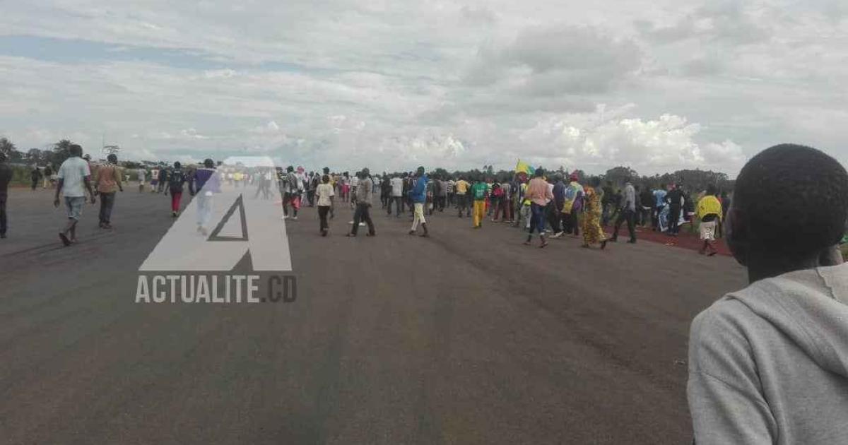Les militants de l'opposition sur la piste de l'aéroport de Mavivi (Beni) ayant pris un aéronef pour avion de Fayulu