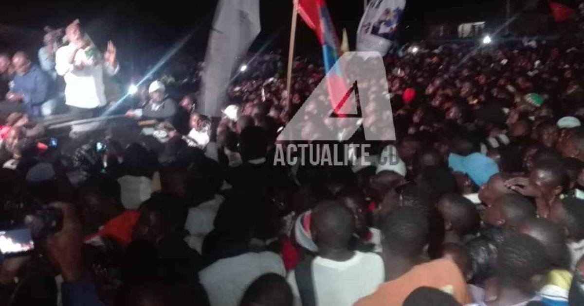 Les militants de l'opposition en meeting de Martin Fayulu au rond-point du 30 juin à Beni