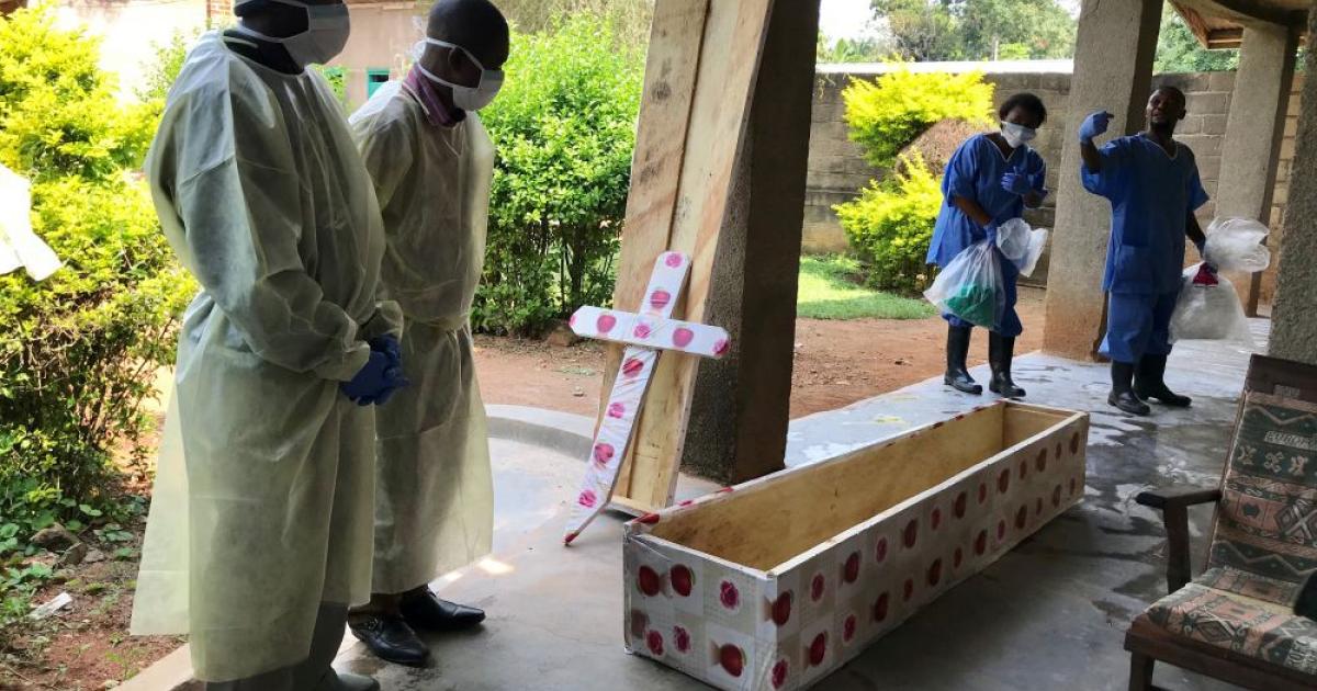 Des agents de santé s'apprêtent à enterrer une personne probablement morte d'Ebola / Ph. Droits tiers 