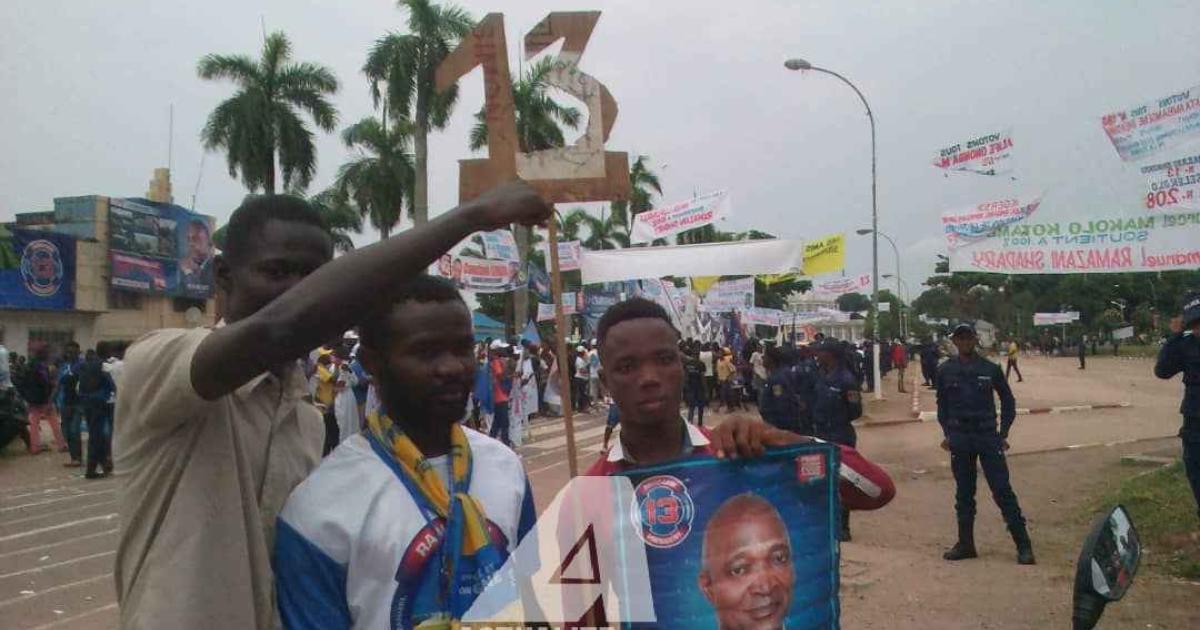 Les militants à la place de la poste à Kisangani pour attendre Ramazani Shadary.