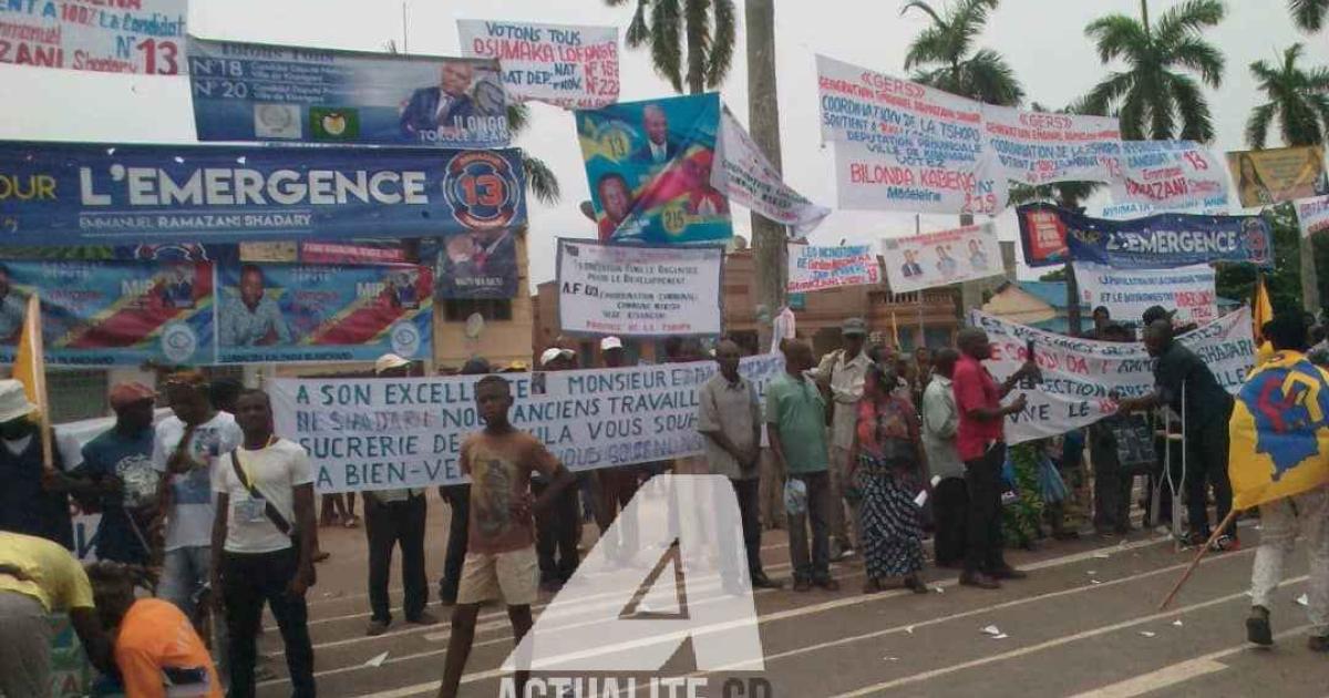 Les affiches des candidats à la place de la poste à Kisangani.