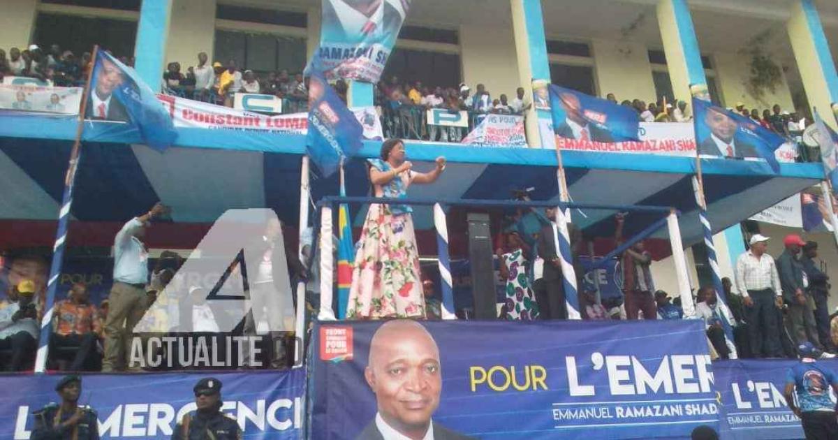Olive Lembe au podium lors du meeting de Ramazani Shadary, candidat du FCC samedi 14 décembre 2018 à la place de la poste à Kisangani.