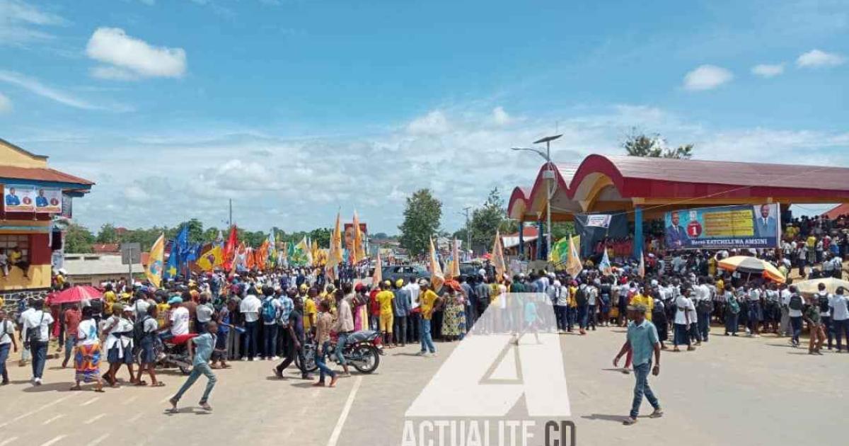 Les militants du FCC à la tribune centrale de Kindu.