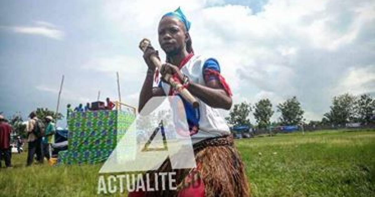 Un artiste folklorique lors des préparatifs d'accueil de Ramazani Shadary à Mbandaka