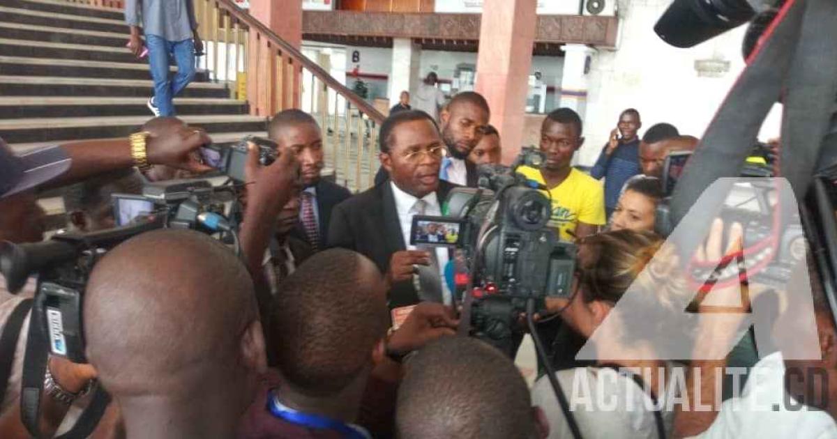 Théodore Ngoy après la réunion entre la CENI et les candidats présidents de la république au Palais du peuple.