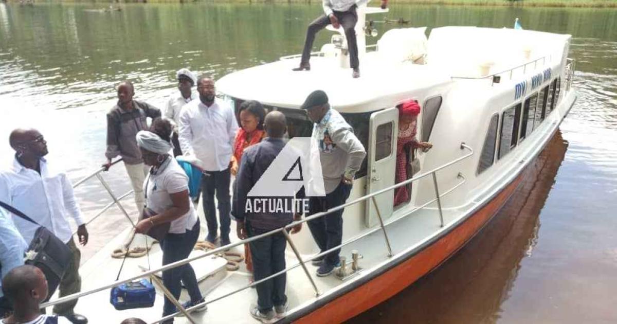 La bateau transportant Félix Tshisekedi et Vital Kamerhe lors de l'accostage à Katana