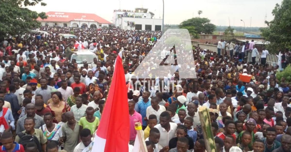 Le cortège de Félix Tshisekedi et de Vital Kamerhe accompagné par des milliers de militants à Mbuji Mayi.