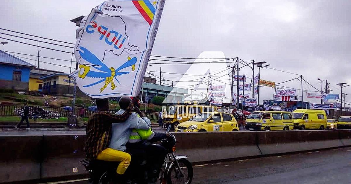 Les militants de l'UDPS en route pour l'aéroport de N'djili pour accueillir Vital Kamerhe et Félix Tshisekedi