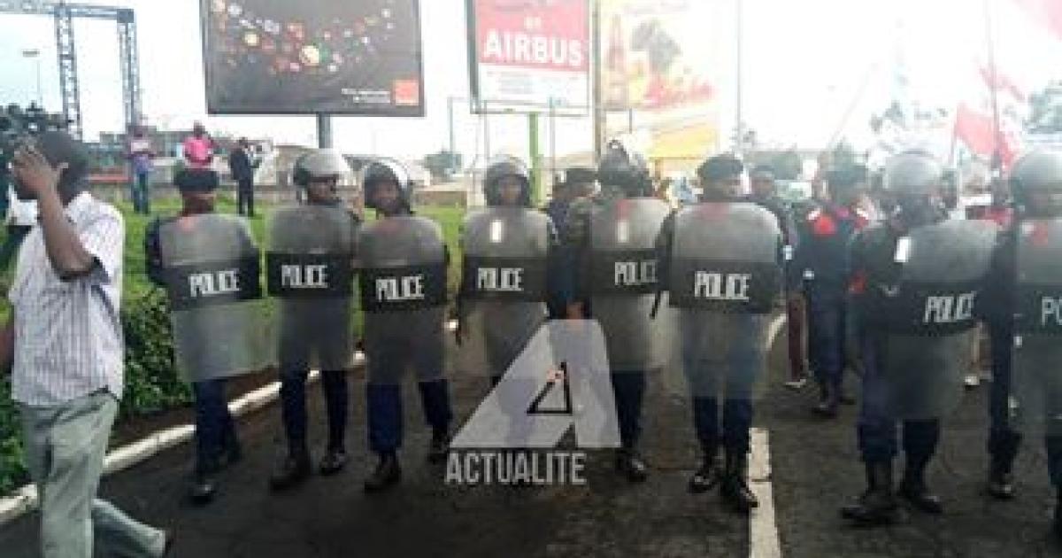 La police encadre la sortie de Vital Kamerhe et Félix Tshisekedi de l'aéroport de Goma