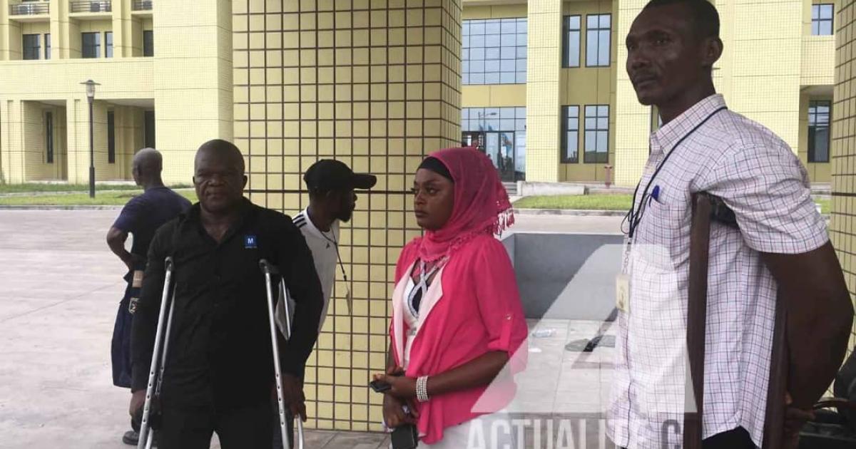 Quelques victimes de la guerre de 6 jours à Kisangani devant le ministère de l'intérieur à Kinshasa pour réclamer leur indemnisation.