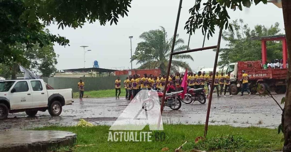 Les militants sous la pluie en attendant le meeting de Shadary