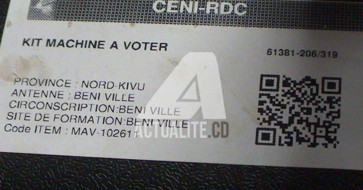 Étiquette sur une machine à voter à Panzi