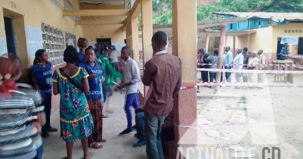 Des électeurs dans un centre de vote à Matadi. Photo: Dany Kindanzita