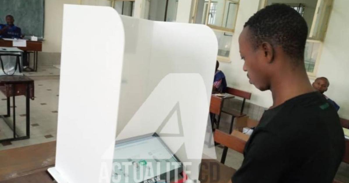 Un électeur en plein opération de vote.