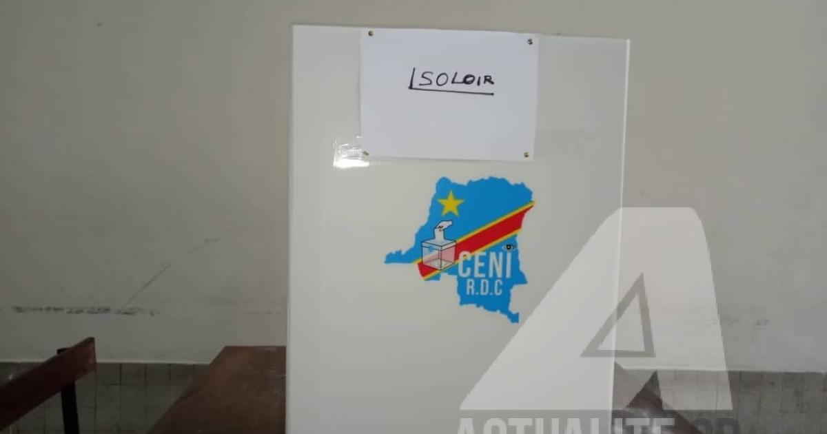 Isoloir dans un bureau de vote.