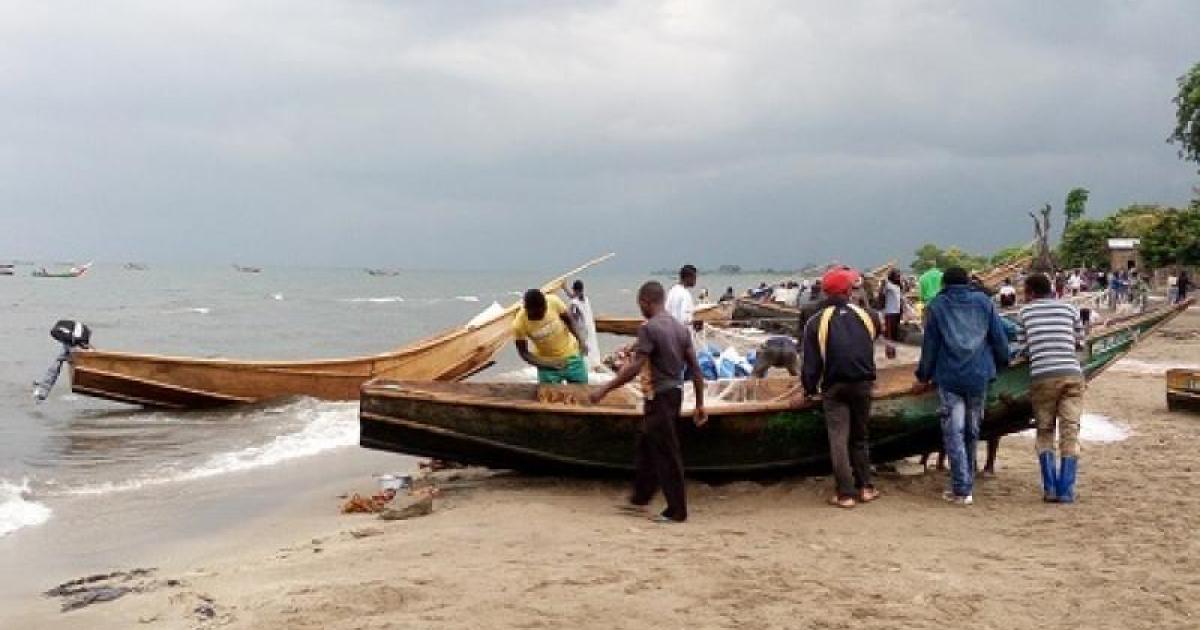 Des pêcheurs aux abords du Lac Edouard