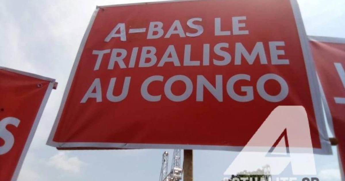 L'un des panneaux lors du meeting de Fayulu au terrain Sainte Thérèse