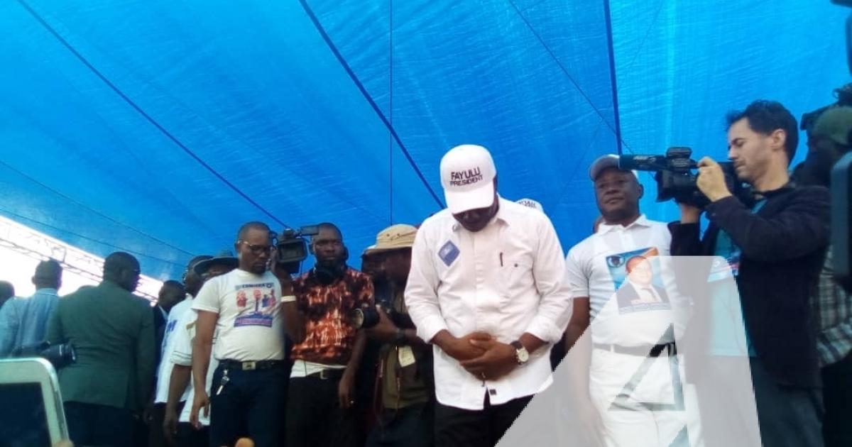 Martin Fayulu fait observer une minute de silence en mémoire d'Etienne Thisekedi au meeting de Lamuka à la place Sainte Thérèse
